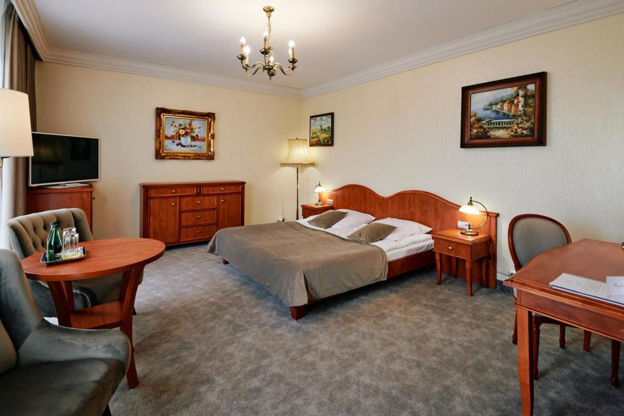 Hotel Bialy Dom Henlex Restauracja 3*