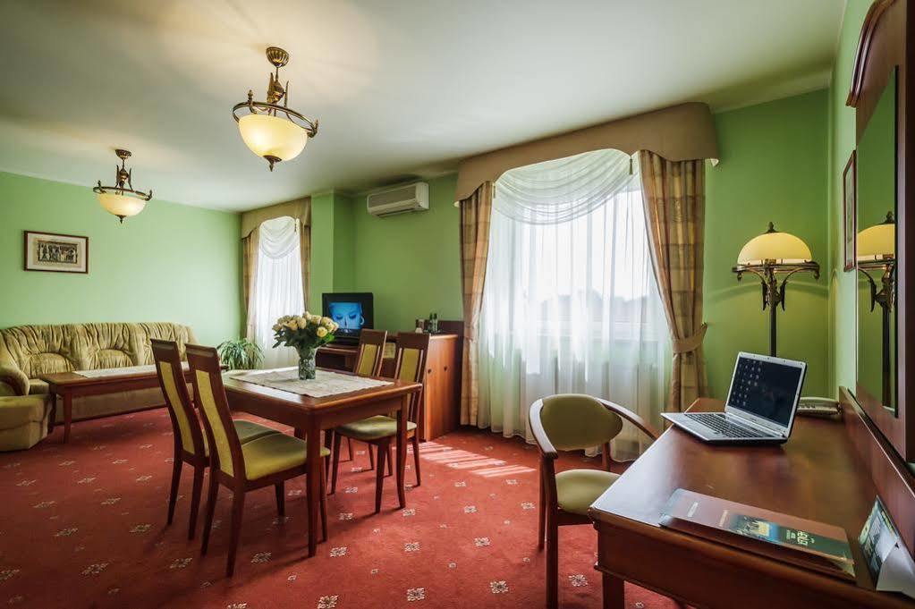 Bialy Dom Henlex Restauracja Hotel 3*